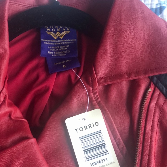 Stunning faux leather Wonder Woman jacket. - Picture 4 of 6